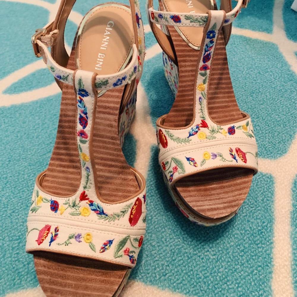 Gianna Bini Embroidered Wedges - Picture 2 of 5